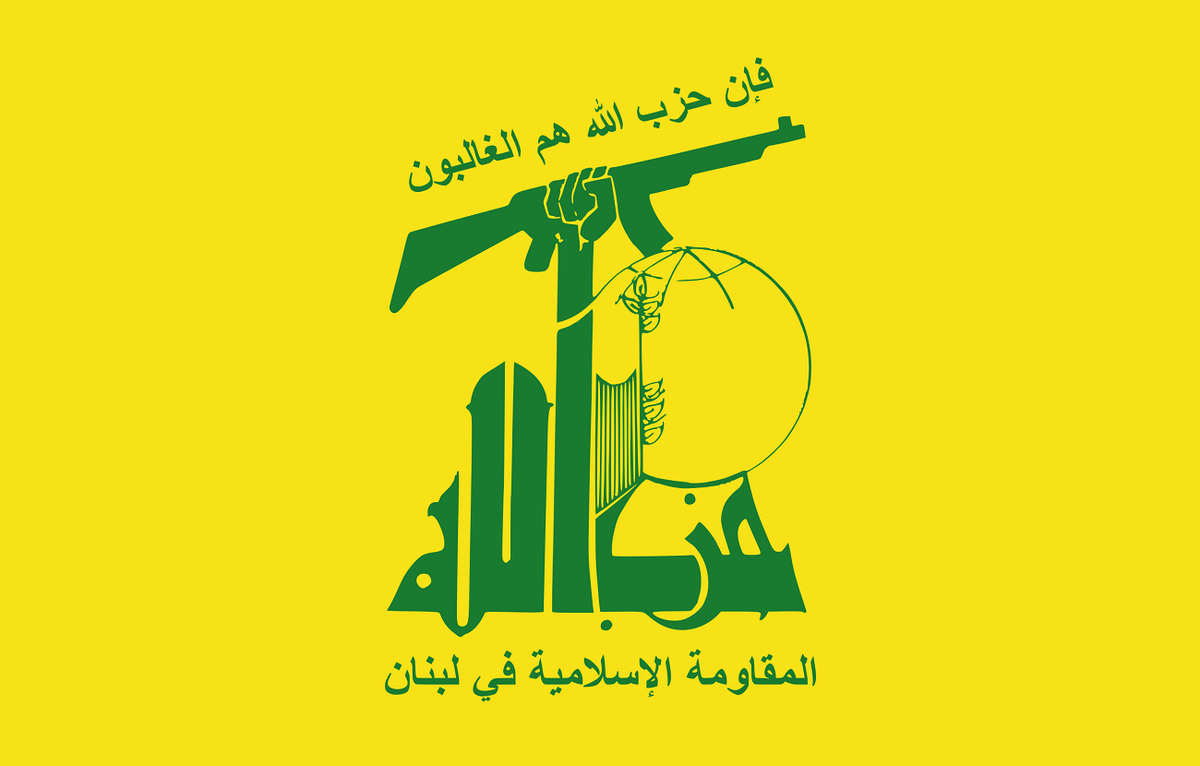 Lupo55's tweet photo. El Líbano y la paradoja de Hezbollah – el blog de Artemio López 

La idea principal del artículo es que el Líbano es un Estado cuya soberanía ha permanecido permanentemente condicionada desde su nacimiento.
Francia diseñó un Estado con equilibrios internos extremadamente frágiles.

Israel pasó a considerar el sur libanés como un espacio estratégico para su seguridad.
Las potencias regionales utilizaron el territorio libanés como escenario de confrontaciones indirectas.
Las divisiones confesionales impidieron consolidar una autoridad estatal plenamente soberana.
En consecuencia, el Líbano aparece como un ejemplo de cómo las fronteras surgidas del colonialismo pueden generar estructuras políticas vulnerables, susceptibles de intervención externa durante décadas.

En este contexto, Hezbollah ocupa una posición paradójica. Para una parte significativa de la sociedad libanesa y del mundo árabe, representa la principal fuerza de resistencia frente a Israel y un factor de disuasión militar. Para otros sectores, su autonomía armada cuestiona el monopolio estatal de la fuerza y dificulta la consolidación de instituciones plenamente soberanas. Esta tensión expresa una contradicción más profunda: la coexistencia de un Estado formalmente independiente con estructuras de poder condicionadas por equilibrios regionales que exceden ampliamente sus fronteras.
https://t.co/oYFLoizHV3