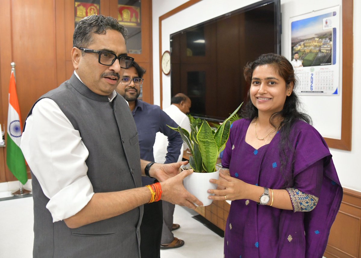Collector_HNK's tweet photo. రాష్ట్ర నూతన ప్రధాన కార్యదర్శి గారిని మర్యాదపూర్వకంగా కలిసిన హనుమకొండ జిల్లా కలెక్టర్ గారు.

@TelanganaCMO
@TelanganaCS
@IPRTelangana https://t.co/v7bBCc0GJi