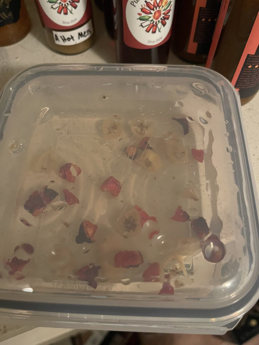 Punctualpepco's tweet photo. Making capsaicin extract 
Should come out around 99% pure https://t.co/PbIHIDlXe7