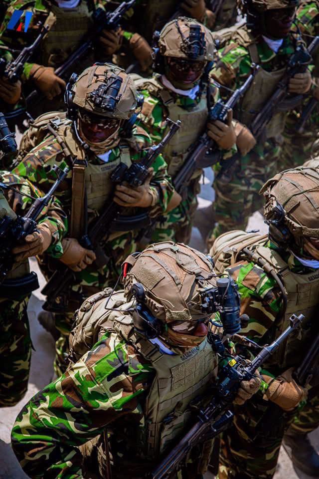 Alineniyu's tweet photo. @IntumwaNews @fdnbbi Ce défilé du 1er juillet a été une réponse claire à tous ceux qui doutaient des capacités de l'armée burundaise. Les #FDNB sont un rempart solide contre les menaces.
Le #Burundi peut dormir tranquille. https://t.co/mQJhCBZ8s2