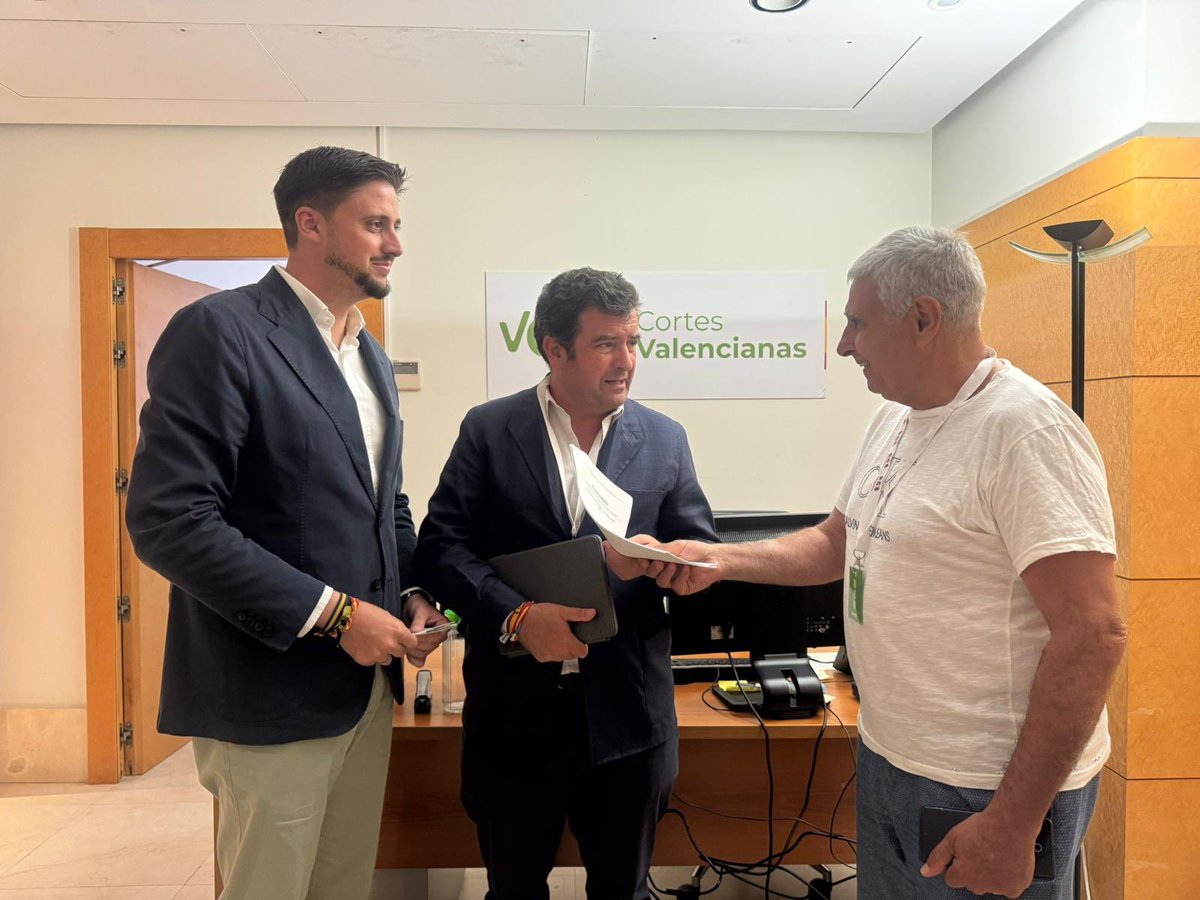 JoseMuoz1993's tweet photo. 🗣️Reunión de trabajo junto a nuestro diputado nacional y portavoz de Agricultura en Congreso, Ricardo Chamorro Delmo
🚜Durante el encuentro hemos abordado, junto a la Asociación de Labradores y Ganaderos Independientes de España, los principales problemas y retos a los que se enfrenta el sector agrícola de la Comunidad Valenciana.
✅En VOX defendemos el sector primario como una pieza fundamental de nuestra economía y seguiremos trabajando para que agricultores y ganaderos tengan el respaldo y las herramientas necesarias para garantizar el futuro del campo español🇪🇸