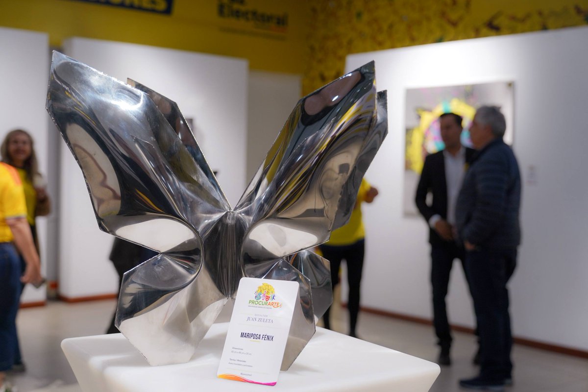 PGN_COL's tweet photo. El Procurador General de la Nación, Gregorio Eljach Pacheco, inauguró la exposición artística "Elevados", del escultor Juan Zuleta, una muestra de #ProCurArte que fortalece los espacios culturales de la @PGN_COL y promueve el arte como escenario de encuentro y reflexión. https://t.co/6KhbTd8VWc