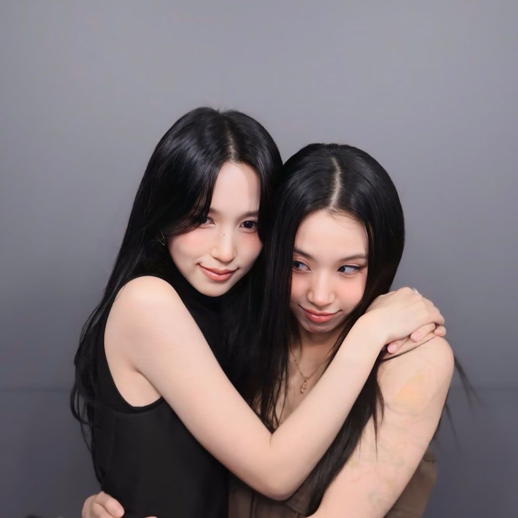 minacoquito's tweet photo. feliz primer aniversario a la mejor sesión de fotos de mina y chaeyoung https://t.co/AtCxiWeZmF