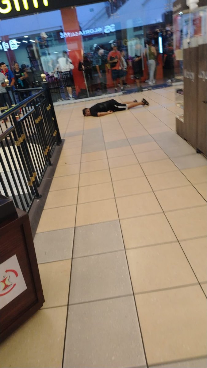 telemilagro's tweet photo. Urgente!!
Se reporta fuerte balacera dentro de  Río Centro Sur, varias personas baleadas https://t.co/xyKuBAsZfD