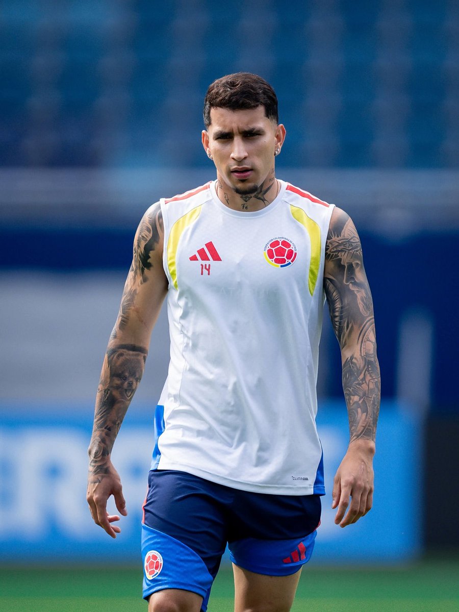 mat__andrade's tweet photo. hoje vamos torcer para a colombia né? 

abençoado seja essa seleção 🇨🇴🛐 https://t.co/gmHlkd7d6G