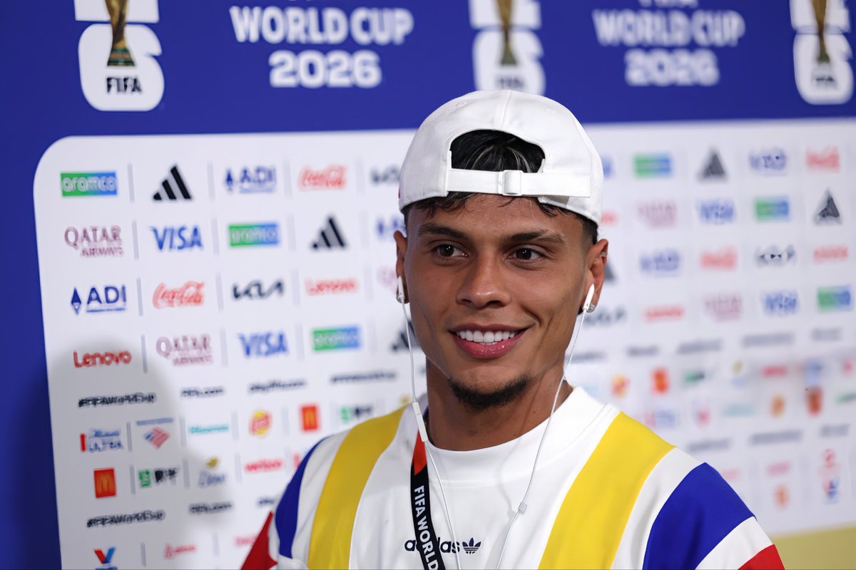 mat__andrade's tweet photo. hoje vamos torcer para a colombia né? 

abençoado seja essa seleção 🇨🇴🛐 https://t.co/gmHlkd7d6G