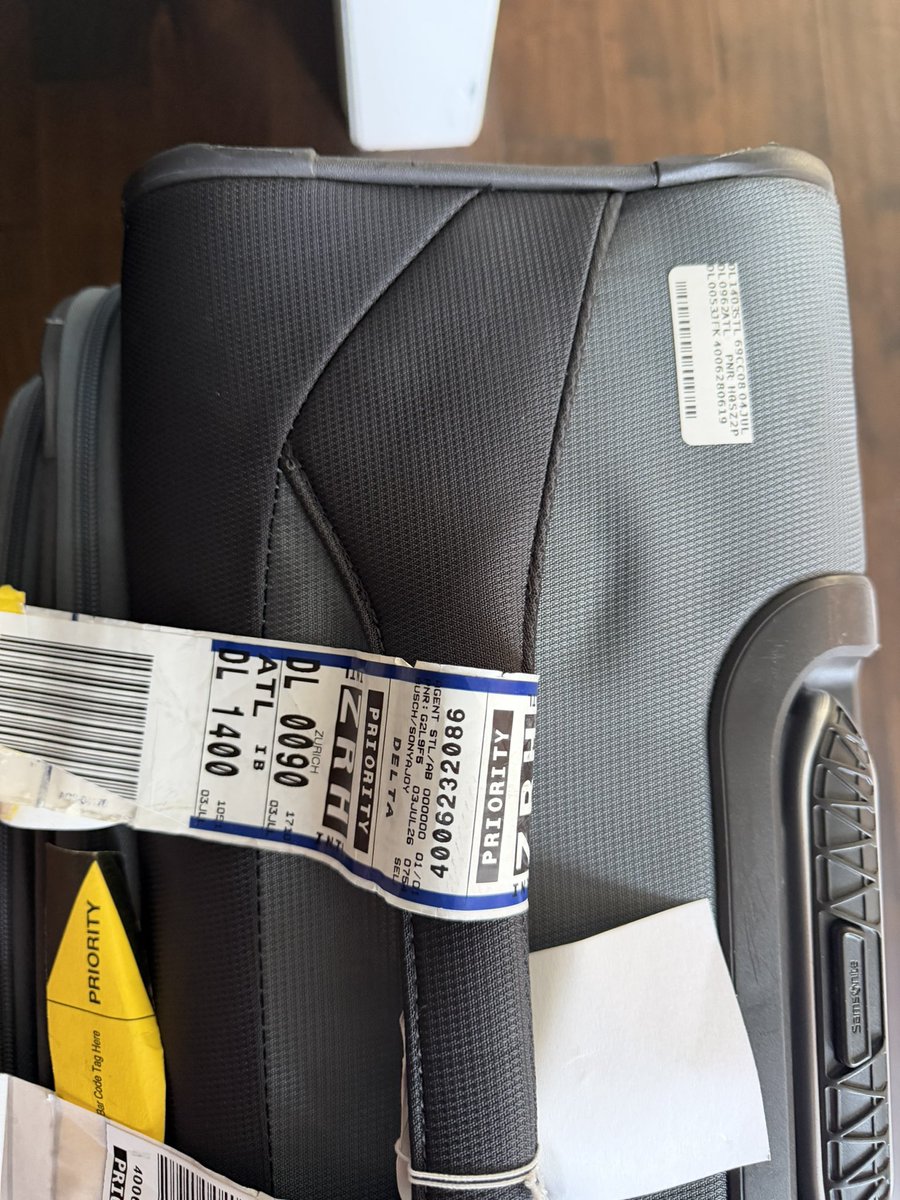 GregBusch's tweet photo. @united finally delivered our bags. We got an extra one for our troubles. It’s not ours. Please let me know how you’d like to proceed so this person can get their bag back. https://t.co/SAqdON995M