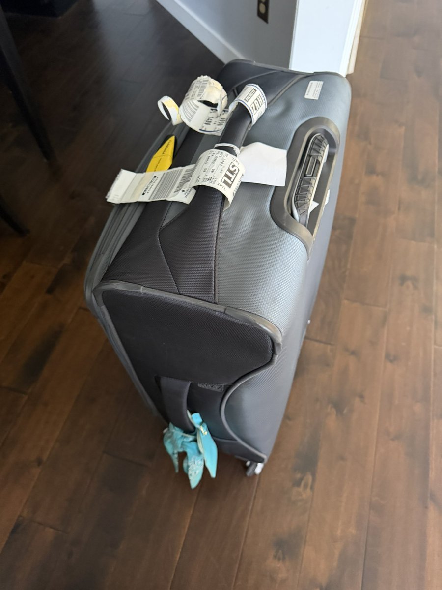 GregBusch's tweet photo. @united finally delivered our bags. We got an extra one for our troubles. It’s not ours. Please let me know how you’d like to proceed so this person can get their bag back. https://t.co/SAqdON995M
