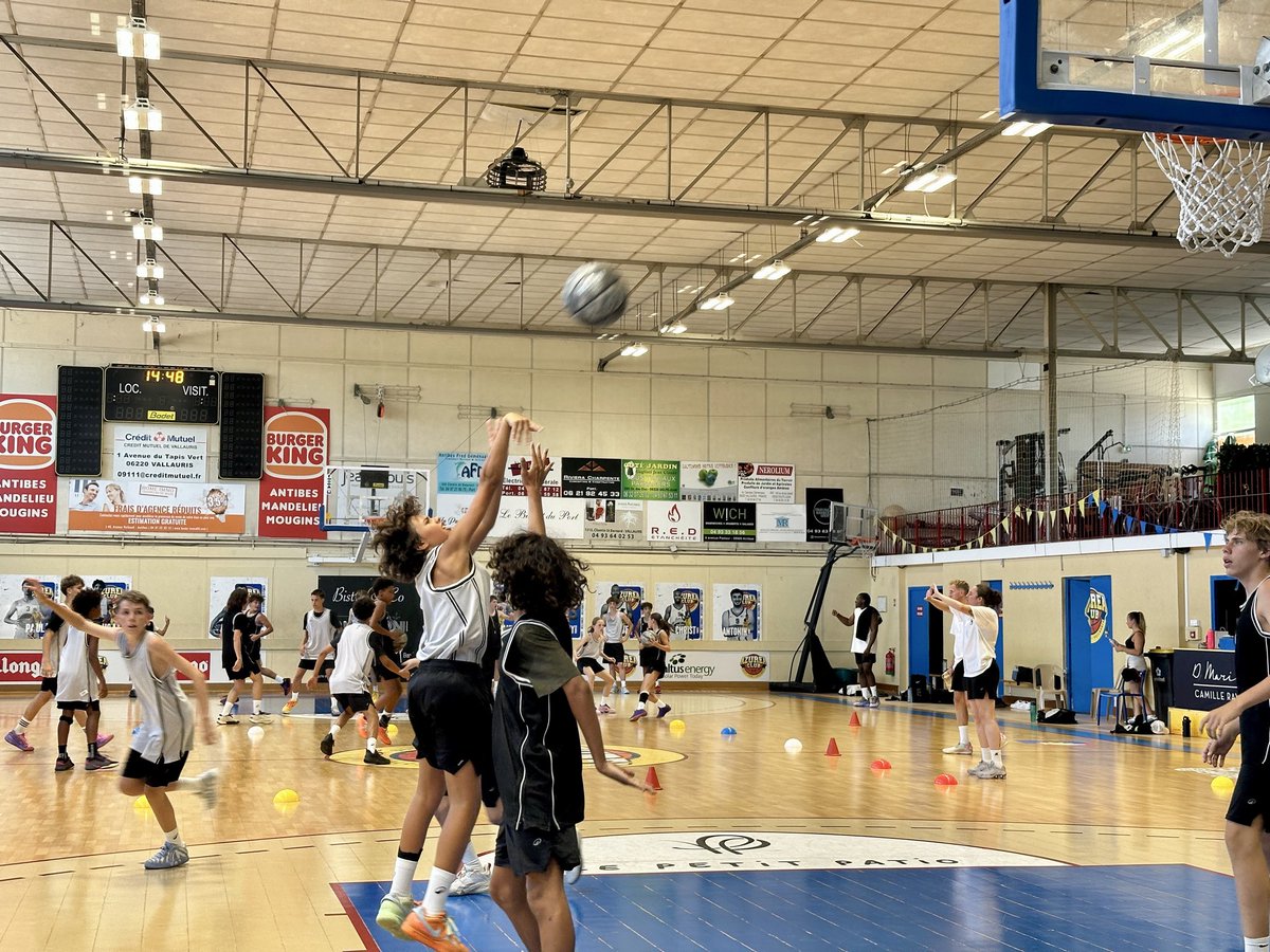 AntibesSharks's tweet photo. 🏀 Grosse semaine de basket à Antibes, avec le stage de notre association au Stade Foch 🦈
🇫🇷 Dans le même temps, le « Cordinier Basketball Camp » de notre ancien joueur Isaïa Cordinier se déroule à Golfe-Juan… avec notre légende Tim Blue comme coach 😉
#GoSharks https://t.co/RbtEez7nh7