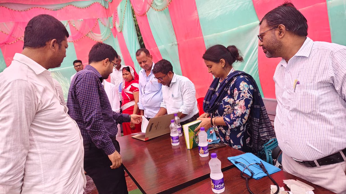 Dm_Motihari's tweet photo. पूर्वी चंपारण जिला के बंजरिया प्रखंड के रोहनिया प
एवं पंचरुखा पूर्वी पंचायत में आयोजित सहयोग शिविर का भ्रमण कर अनुमंडल पदाधिकारी सदर मोतिहारी श्री निशांत सिहारा ने जायजा लिया और पदाधिकारीगण को प्राप्त आवेदनों के गुणवत्तापूर्ण निष्पादन का निर्देश दिया। @IPRDBihar https://t.co/lIz2ohDWrs
