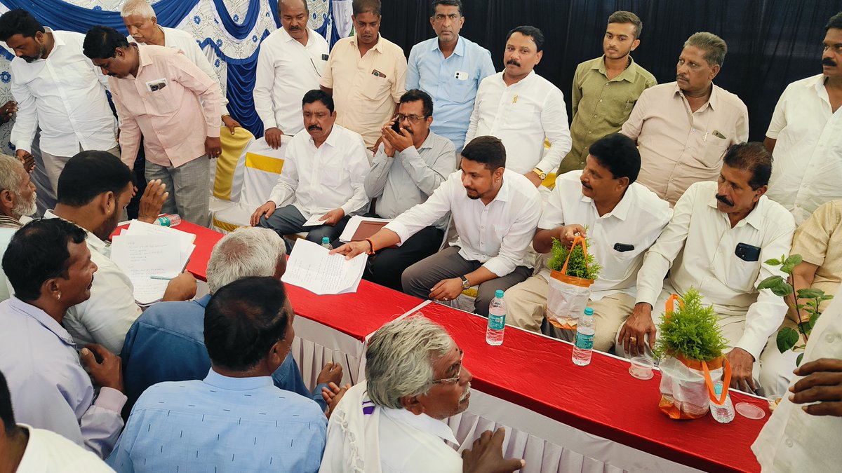 MLADarshanINC's tweet photo. ನಂಜನಗೂಡು ತಾಲೂಕಿನ ಹುಲ್ಲಹಳ್ಳಿ ಗ್ರಾಮದಲ್ಲಿ ನೀರಾವರಿ ಇಲಾಖೆಯ ಕಬಿನಿ ಬಲದಂಡೆ ಮತ್ತು ಹುಲ್ಲಹಳ್ಳಿ ನಾಲಾ ಅಭಿವೃದ್ಧಿ ಕಾಮಗಾರಿಗಳ ಗುದ್ದಲಿ ಪೂಜೆ  ಹಾಗೂ ಹುಲ್ಲಹಳ್ಳಿ ಪ್ರವಾಸಿ ಮಂದಿರ ಆಧುನಿಕರಣ ಕಾಮಗಾರಿಗೆ ₹ 1 ಕೋಟಿ ರೂ ವೆಚ್ಚದಲ್ಲಿ ಗುದ್ದಲಿ ಪೂಜೆಯನ್ನು ನೆರವೇರಿಸಿದೆ.

ಈ ವೇಳೆ ಮಾಜಿ ಶಾಸಕರಾದ ಕಳಲೆ ಕೇಶವಮೂರ್ತಿ ರವರು,  ಹುಲ್ಲಹಳ್ಳಿ ಬ್ಲಾಕ್ ಅಧ್ಯಕ್ಷರಾದ ಶ್ರೀಕಂಠ ನಾಯಕ ರವರು, ಗ್ಯಾರಂಟಿ ಅನುಷ್ಠಾನ ಸಮಿತಿ ಅಧ್ಯಕ್ಷರಾದ ಕೆ. ಮಾರುತಿ ರವರು, ಮಾದಪ್ಪ ರವರು, ಕೆಪಿಸಿಸಿ ಸದಸ್ಯರಾದ ಬಸವರಾಜ್ ರವರು, ಅಭಿನಂದನ್ ಪಟೇಲ್ ರವರು, ಲೋಕೇಶ್ ರವರು, ಮಹದೇವು ರವರು, ನಿರಂಜನ್ ಮೂರ್ತಿ ರವರು, ಚಂದನ್ ರವರು, ಶಿವನಂಜ ನಾಯಕ ರವರು, ಆದರ್ಶ್ ರವರು, ಸಕಲೇಶ ರವರು, ಹಾಲ್ಲರೆ ಮಹದೇವು ರವರು, ಮಹಾದೇವ ಸ್ವಾಮಿ ರವರು, ಮಲ್ಲೇಶ್ ರವರು, ನಾಝಿಮ್ ಅಹಮದ್ ರವರು ಸೇರಿದಂತೆ ಹಲವು ಮುಖಂಡರು, ಗ್ರಾಮಸ್ಥರು ಹಾಜರಿದ್ದರು.

#Nanjangudu #DevelopmentWork