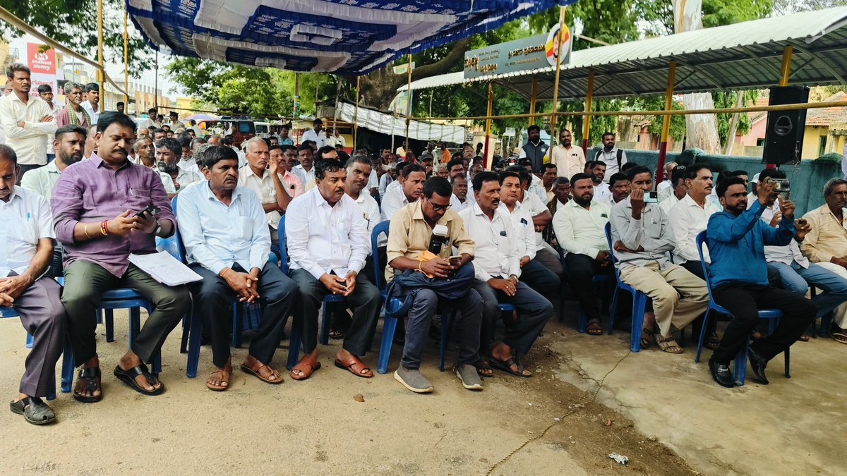 MLADarshanINC's tweet photo. ನಂಜನಗೂಡು ತಾಲೂಕಿನ ಹುಲ್ಲಹಳ್ಳಿ ಗ್ರಾಮದಲ್ಲಿ ನೀರಾವರಿ ಇಲಾಖೆಯ ಕಬಿನಿ ಬಲದಂಡೆ ಮತ್ತು ಹುಲ್ಲಹಳ್ಳಿ ನಾಲಾ ಅಭಿವೃದ್ಧಿ ಕಾಮಗಾರಿಗಳ ಗುದ್ದಲಿ ಪೂಜೆ  ಹಾಗೂ ಹುಲ್ಲಹಳ್ಳಿ ಪ್ರವಾಸಿ ಮಂದಿರ ಆಧುನಿಕರಣ ಕಾಮಗಾರಿಗೆ ₹ 1 ಕೋಟಿ ರೂ ವೆಚ್ಚದಲ್ಲಿ ಗುದ್ದಲಿ ಪೂಜೆಯನ್ನು ನೆರವೇರಿಸಿದೆ.

ಈ ವೇಳೆ ಮಾಜಿ ಶಾಸಕರಾದ ಕಳಲೆ ಕೇಶವಮೂರ್ತಿ ರವರು,  ಹುಲ್ಲಹಳ್ಳಿ ಬ್ಲಾಕ್ ಅಧ್ಯಕ್ಷರಾದ ಶ್ರೀಕಂಠ ನಾಯಕ ರವರು, ಗ್ಯಾರಂಟಿ ಅನುಷ್ಠಾನ ಸಮಿತಿ ಅಧ್ಯಕ್ಷರಾದ ಕೆ. ಮಾರುತಿ ರವರು, ಮಾದಪ್ಪ ರವರು, ಕೆಪಿಸಿಸಿ ಸದಸ್ಯರಾದ ಬಸವರಾಜ್ ರವರು, ಅಭಿನಂದನ್ ಪಟೇಲ್ ರವರು, ಲೋಕೇಶ್ ರವರು, ಮಹದೇವು ರವರು, ನಿರಂಜನ್ ಮೂರ್ತಿ ರವರು, ಚಂದನ್ ರವರು, ಶಿವನಂಜ ನಾಯಕ ರವರು, ಆದರ್ಶ್ ರವರು, ಸಕಲೇಶ ರವರು, ಹಾಲ್ಲರೆ ಮಹದೇವು ರವರು, ಮಹಾದೇವ ಸ್ವಾಮಿ ರವರು, ಮಲ್ಲೇಶ್ ರವರು, ನಾಝಿಮ್ ಅಹಮದ್ ರವರು ಸೇರಿದಂತೆ ಹಲವು ಮುಖಂಡರು, ಗ್ರಾಮಸ್ಥರು ಹಾಜರಿದ್ದರು.

#Nanjangudu #DevelopmentWork