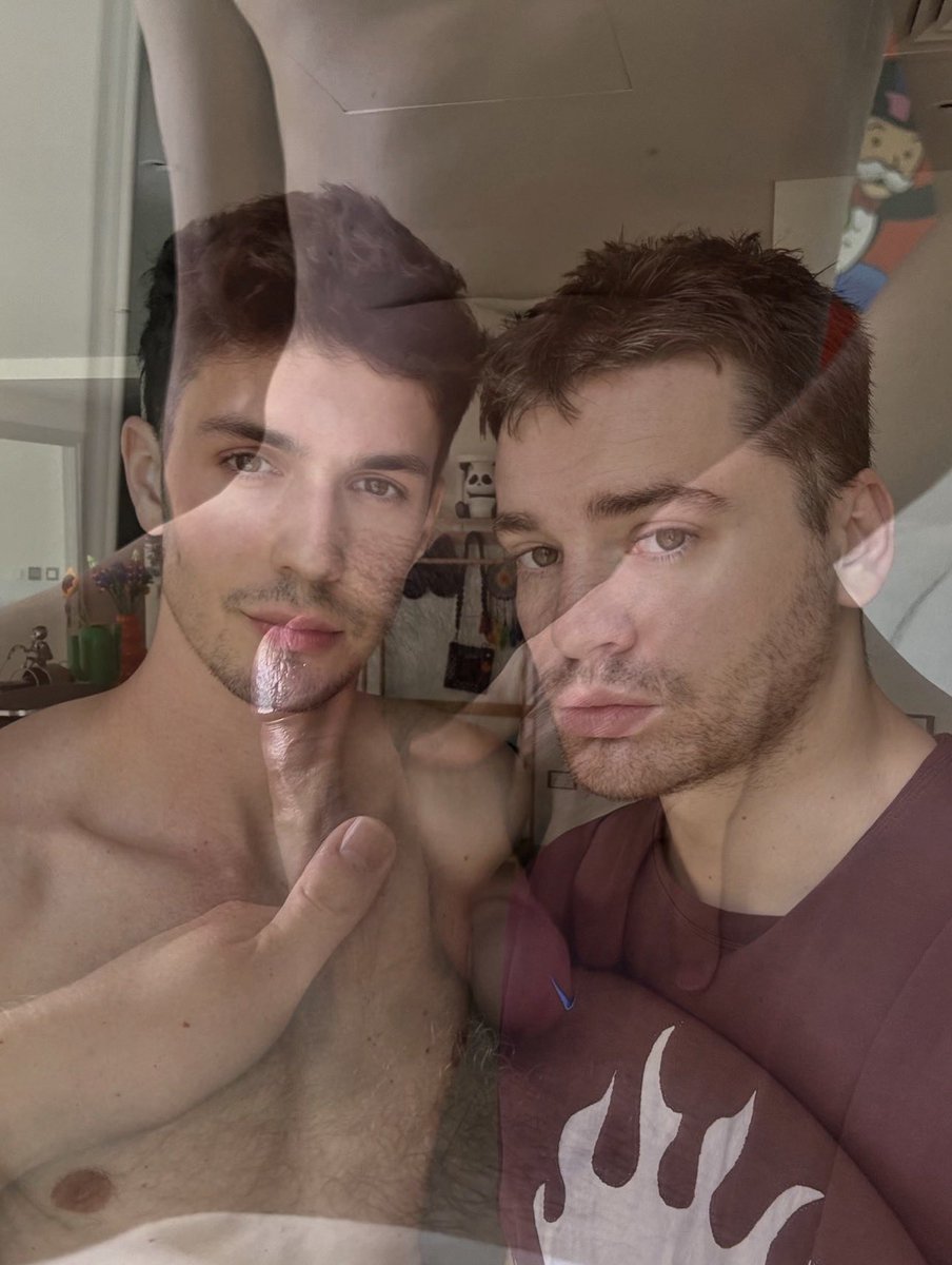 xanderandjay's tweet photo. why have 1 when you can have 2? 👅 https://t.co/fEsQBOzS84