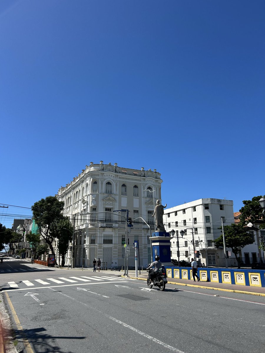 emannuelbento's tweet photo. Hoje o Recife amanheceu um com azul do mais bonito que há. E o melhor: um sol gostoso com vento frio (coisa que ocorre uma vez no ano). https://t.co/n5IHicF00h