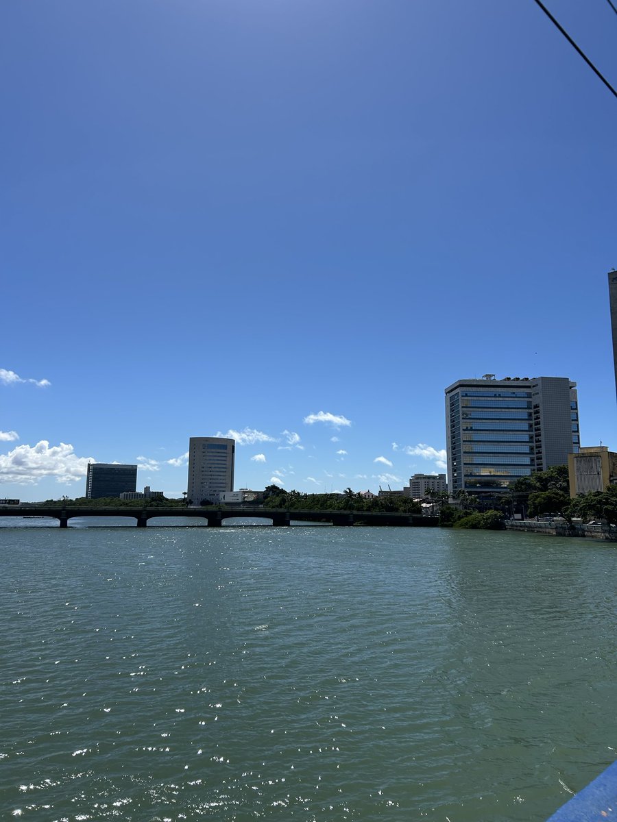 emannuelbento's tweet photo. Hoje o Recife amanheceu um com azul do mais bonito que há. E o melhor: um sol gostoso com vento frio (coisa que ocorre uma vez no ano). https://t.co/n5IHicF00h