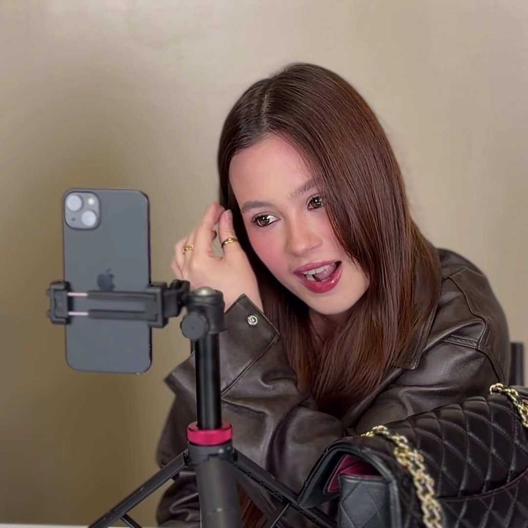 paanitala's tweet photo. so this is krystal while doing her live earlier. so stunning!

#krystalmejes https://t.co/s1fwuDT1qK