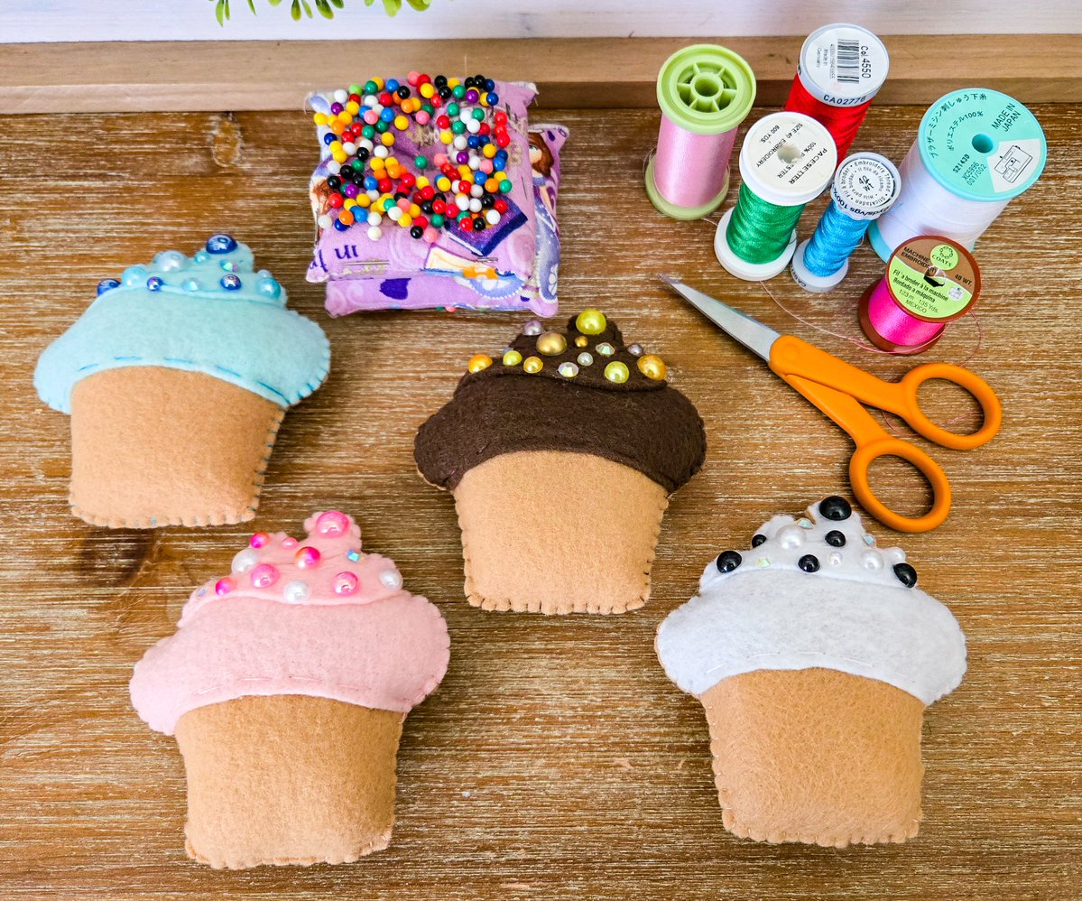 MinimalAbstrac1's tweet photo. It's sweet to be crafty 🧁🧵🪡✨️🥰
https://t.co/z8t3oK1A8Y
#etsyfinds #handmadehour #uniquegifts #giftsforfriend #giftsforher #womaninbizhour #CraftBizParty #SummerVibes #FoodieLife #Sweet #cupcake #CraftyMom #craftopia #Pincushions #SewingBee #TuesdayFeeling https://t.co/ihWuPBZxyY