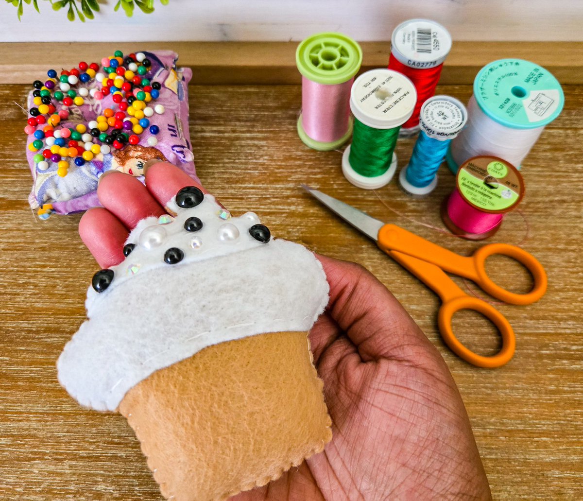 MinimalAbstrac1's tweet photo. It's sweet to be crafty 🧁🧵🪡✨️🥰
https://t.co/z8t3oK1A8Y
#etsyfinds #handmadehour #uniquegifts #giftsforfriend #giftsforher #womaninbizhour #CraftBizParty #SummerVibes #FoodieLife #Sweet #cupcake #CraftyMom #craftopia #Pincushions #SewingBee #TuesdayFeeling https://t.co/ihWuPBZxyY