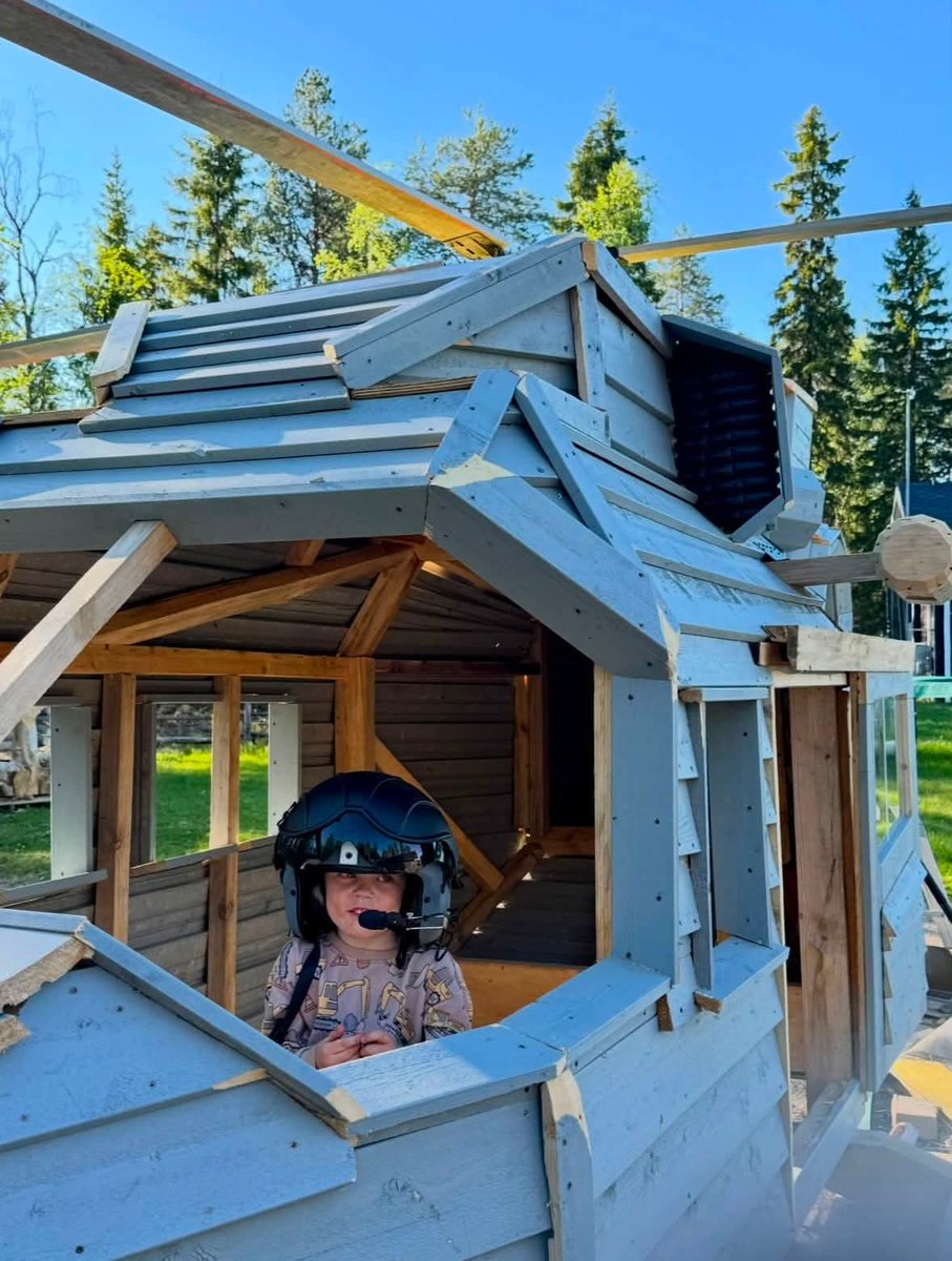 UtinJR's tweet photo. No nyt on asiallista! Tällä lapsukaisella on todennäköisesti hienoin leikkimökki ikinä! 🚁 Tervetuloa meille Uttiin työkaveriksi "muutaman" vuoden kuluttua 🫡🫡
#UTJR #FINSOF #HEKOP #helikopterit #helikopteriohjaaja
Utin jääkärirykmentillä on lupa kuvien julkaisuun. https://t.co/URJgviPqIr
