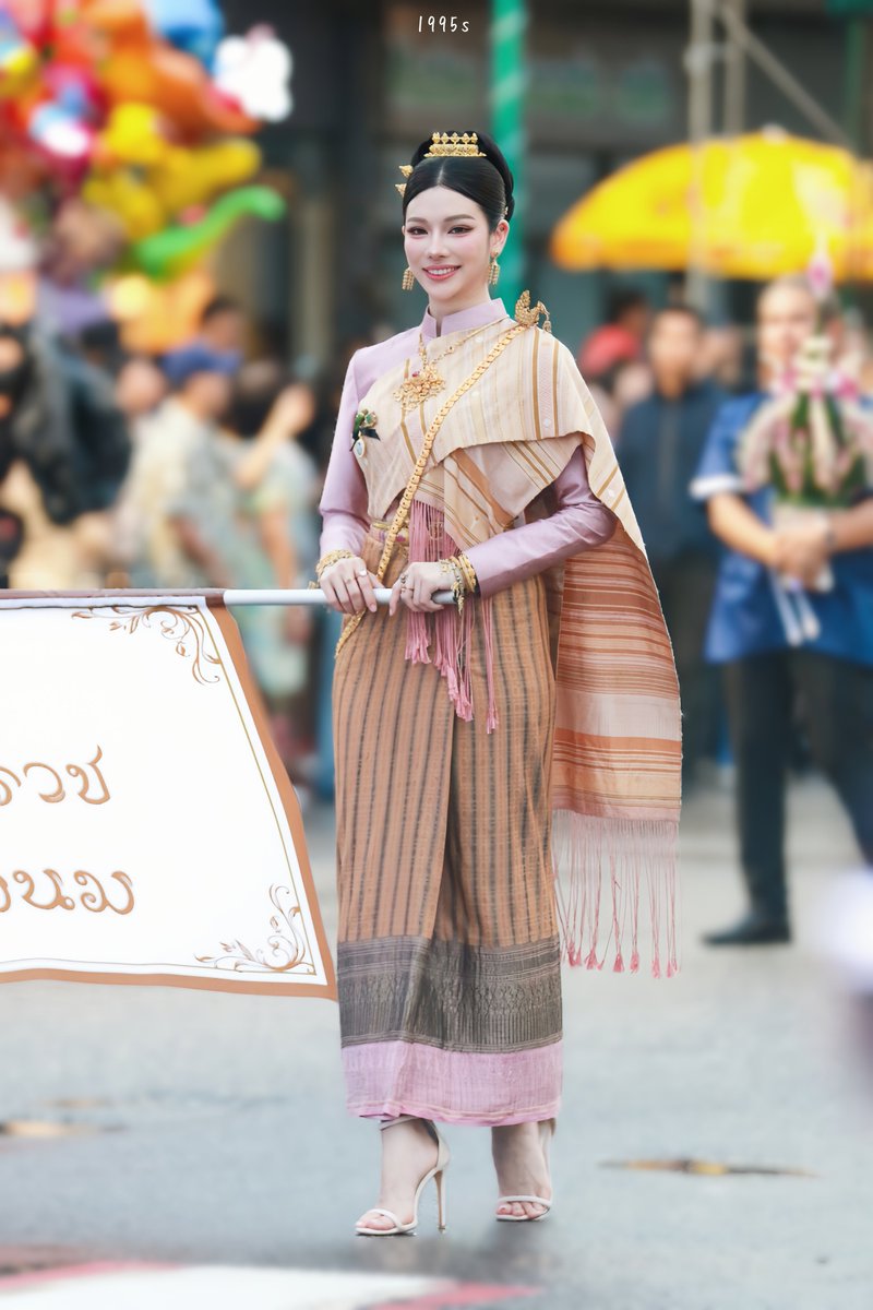 _1995sn's tweet photo. คนถือป้ายสวยมากเลยค่ะ 🫣

#งานบวงสรวงพญาศรีสัตตนาคราช
#ไผ่หลิวกมลวลัย #PAILIU https://t.co/6AMcA9Y1DE