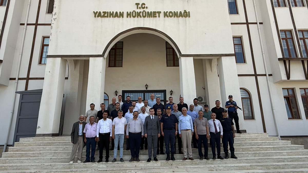 tcyazihan's tweet photo. Bugün, ilçemize iki yıl boyunca büyük bir özveri, samimiyet ve gayretle hizmet eden Kaymakamımız Sayın Osman KURT’u uğurlamanın hem gururunu hem de hüznünü yaşıyoruz.

Görev yaptığı süre boyunca devletimizin şefkatini ve gücünü vatandaşlarımızla buluşturan, kapısını ve gönlünü herkese açan Sayın Kaymakamımız; eğitime, tarıma, gençliğe, üretime, sosyal projelere ve kamu hizmetlerine sunduğu katkılarla Yazıhan’da kalıcı izler bırakmıştır.

Mütevazı kişiliği, güler yüzü, adaletli yönetim anlayışı ve insan odaklı yaklaşımıyla hem kurumlarımızın hem de hemşehrilerimizin gönlünde müstesna bir yer edinmiş; ilçemize kattığı her değer ve bıraktığı her güzel hatıra daima saygı ve minnetle hatırlanacaktır.

İlçemize sunduğu kıymetli hizmetleri ve emekleri için Sayın Osman KURT’a en içten teşekkürlerimizi sunuyor; görev hayatında sağlık, mutluluk ve üstün başarılar diliyoruz.

Yolunuz açık, başarılarınız daim olsun Sayın Kaymakamım. Yazıhan sizi daima sevgi, saygı ve güzel hatıralarla anacaktır.

@SeddarYavuz @TCMalatyaV #Malatya #Yazıhan