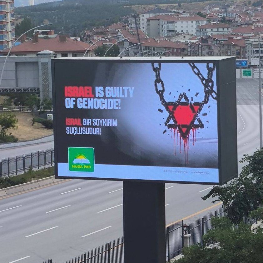 TurkMedyaAjansi's tweet photo. HÜDA PAR, NATO Güzergahındaki Bilboardlarına Yeni Görseller Ekledi ;

-"Dünya Barışı İçin israil'i DURDURUN.."
-"israil, Bir SOYKIRIM Suçlusudur.."

▪︎Teşekkürler HÜDA PAR 👏👏👏 https://t.co/WiFTclwsDW