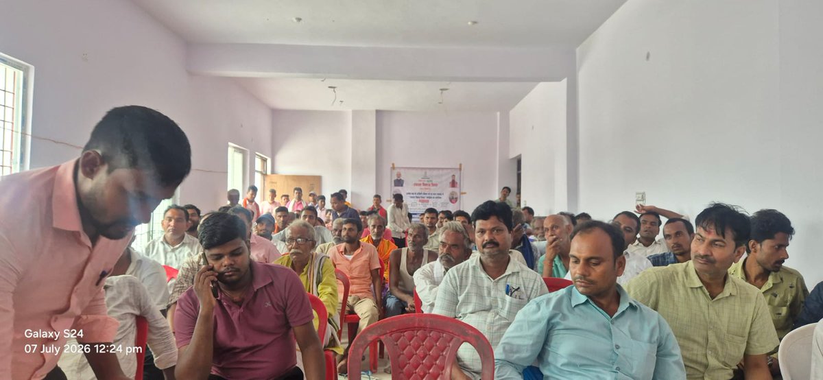 Dm_Motihari's tweet photo. पहाड़पुर प्रखंड के पूर्वी सरैया पंचायत में आयोजित सहयोग शिविर में एडीएम (लोक शिकायत)श्री शैलेंद्र कुमार भारती ने शिरकत की।
@IPRDBihar https://t.co/bYY7tyH4da