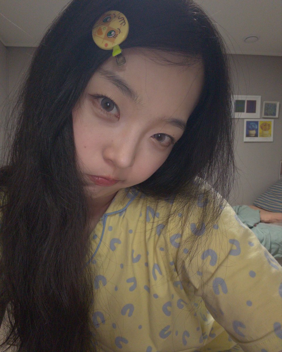 melonpanSN's tweet photo. 소녀의 방은 노랑 https://t.co/OxUyTNulmr