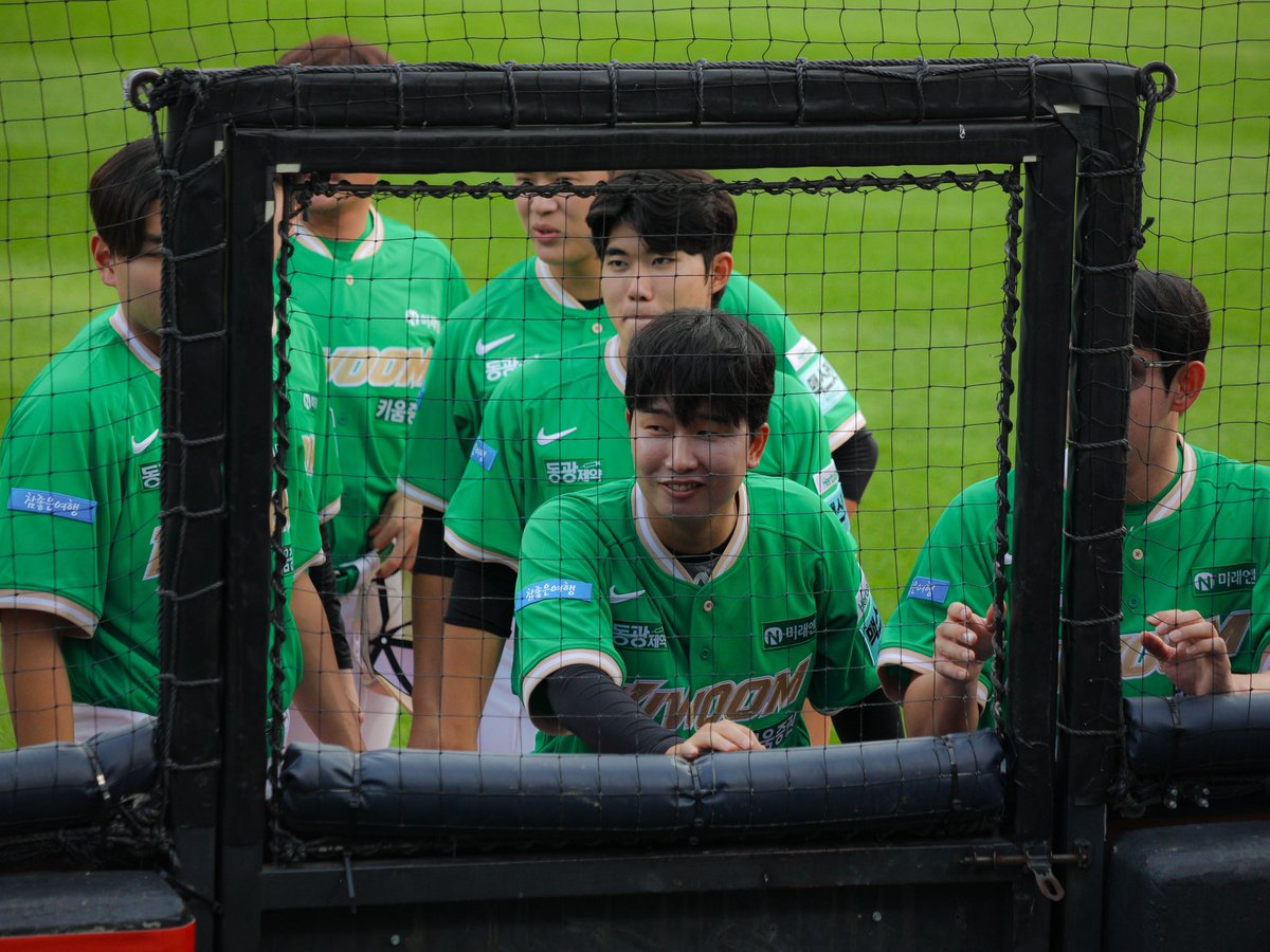 40oong's tweet photo. 경기 시작 전에 불펜장에서 하이파이브 해야대는데 문 안 열어줘갖고 불펜들 이렇게 유기됨…
김성민 상태: 제가 안 ��이시나요 https://t.co/lCI5f7Bkok