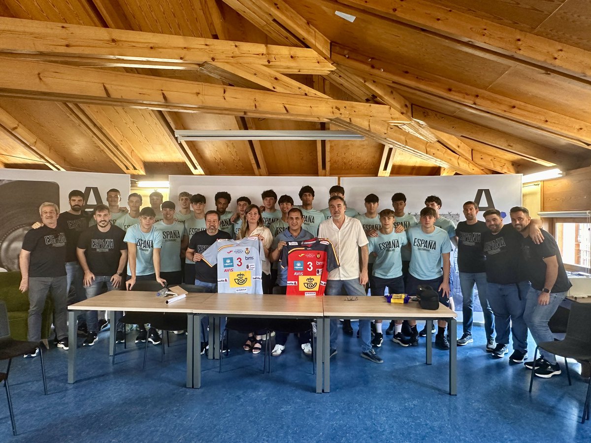 bmvillaaranda's tweet photo. 🤾‍♂️ 𝗔𝗖𝗧𝗨𝗔𝗟𝗜𝗗𝗔𝗗 | El C.B. Villa de Aranda, presente en el acto de inauguración del doble amistoso ante Francia de los #HispanosJuveniles 🇪🇸

🫶 ¡Gracias @ArandaMeGusta y @RFEBalonmano por contar con nosotros para esta gran cita!

ℹ️ https://t.co/uWnLTEus4n https://t.co/mGxCHGbUos