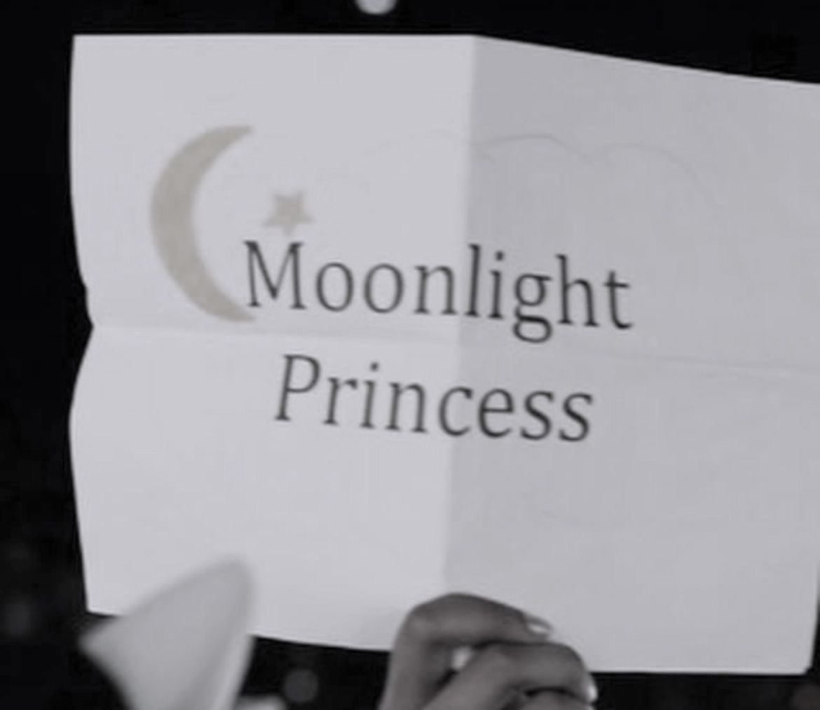 Moontumblr2's tweet photo. attention โผ๏ธ -ari fans who are attending the london shows: do we have any fan project planned?
#estlondon https://t.co/ShLdTMJtL7