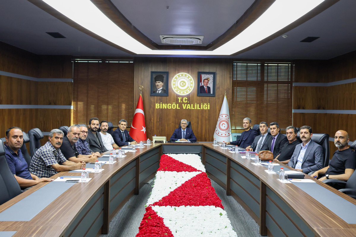 bingolvaliligi's tweet photo. Valimiz Sayın Cahit Çelik başkanlığında, Valilik Toplantı Salonu'nda beton santralleri ile hurdacılık işletmelerinin taşınmasına yönelik değerlendirme toplantısı gerçekleştirildi.

Toplantıda; çevrenin korunması, kent estetiğinin güçlendirilmesi, planlı şehirleşmenin desteklenmesi ve işletmelerin daha uygun alanlarda faaliyetlerini sürdürmesine yönelik yürütülen çalışmalar ele alındı.

Valimiz Sayın Cahit Çelik, sürecin kamu yararı gözetilerek, ilgili kurumlarla koordinasyon içerisinde ve kararlılıkla sürdürüleceğini ifade etti.

@celikcahit