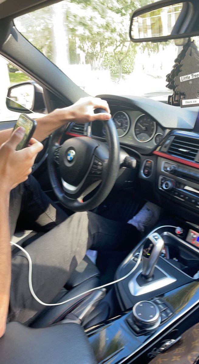 AkatsukiAlpha88's tweet photo. Kemarin pas di Singapura, dapet driver taksi online yang asyik diajak ngobrol. Pas cerita-cerita, gw kaget banget karena ternyata dia lulusan NUS (National University of Singapore). Salah satu kampus top 10 dunia. Dia ngaku lagi struggle nyari kerja kantoran. Gw sama sekali gak berniat merendahkan profesi driver. Nyari uang halal itu terhormat. Cuma jujur, sempat heran kok bisa lulusan kampus sekelas NUS yang reputasi globalnya luar biasa, berujung narik taksi online demi bertahan hidup?

Fenomena ini namanya Underemployment (bekerja di bawah kualifikasi/pendidikan). Di Singapura yang super kompetitif, hal ini nyata terjadi karena beberapa faktor struktural yang rumit. Singapura itu hub global. Lulusan lokal gak cuma saingan sama temen seangkatannya, tapi juga sama talenta terbaik dari seluruh dunia (US, Eropa, India, China) yang mau masuk ke sana.

Standar korporasi di sana sangat tinggi. Banyak fresh grads terjebak lingkaran setan. Perusahaan nyari yang punya pengalaman spesifik, tapi gimana mau dapet pengalaman kalau gak dikasih kesempatan kerja? Ditambah lagi, gelombang PHK massal di sektor tech & finance bikin pasar makin jenuh. Singapura salah satu kota termahal di dunia. Ditambah beban cicilan utang kuliah.

Lulusan baru gak punya kemewahan buat menganggur berbulan-bulan cuma demi gengsi nunggu kerjaan impian. Akhirnya, gig economy (seperti Grab/Gojek/Tada) jadi penyelamat. Kenapa? Karena fleksibel. Mereka dapet pendapatan instan buat bayar tagihan hari ini, sambil tetep punya waktu luang buat dateng ke interview kerja kalau dapet panggilan. Di era sekarang, ijazah dari kampus top dunia sekalipun bukan lagi jaminan karir instan yang mulus.

cc : meezusaka