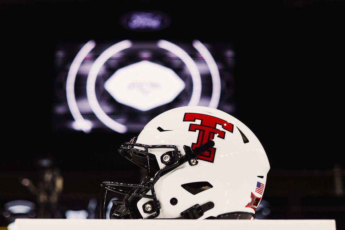 UNISWAG's tweet photo. The fresh white lids for @TexasTechFB 

#uniswag https://t.co/E1auGXjGl6