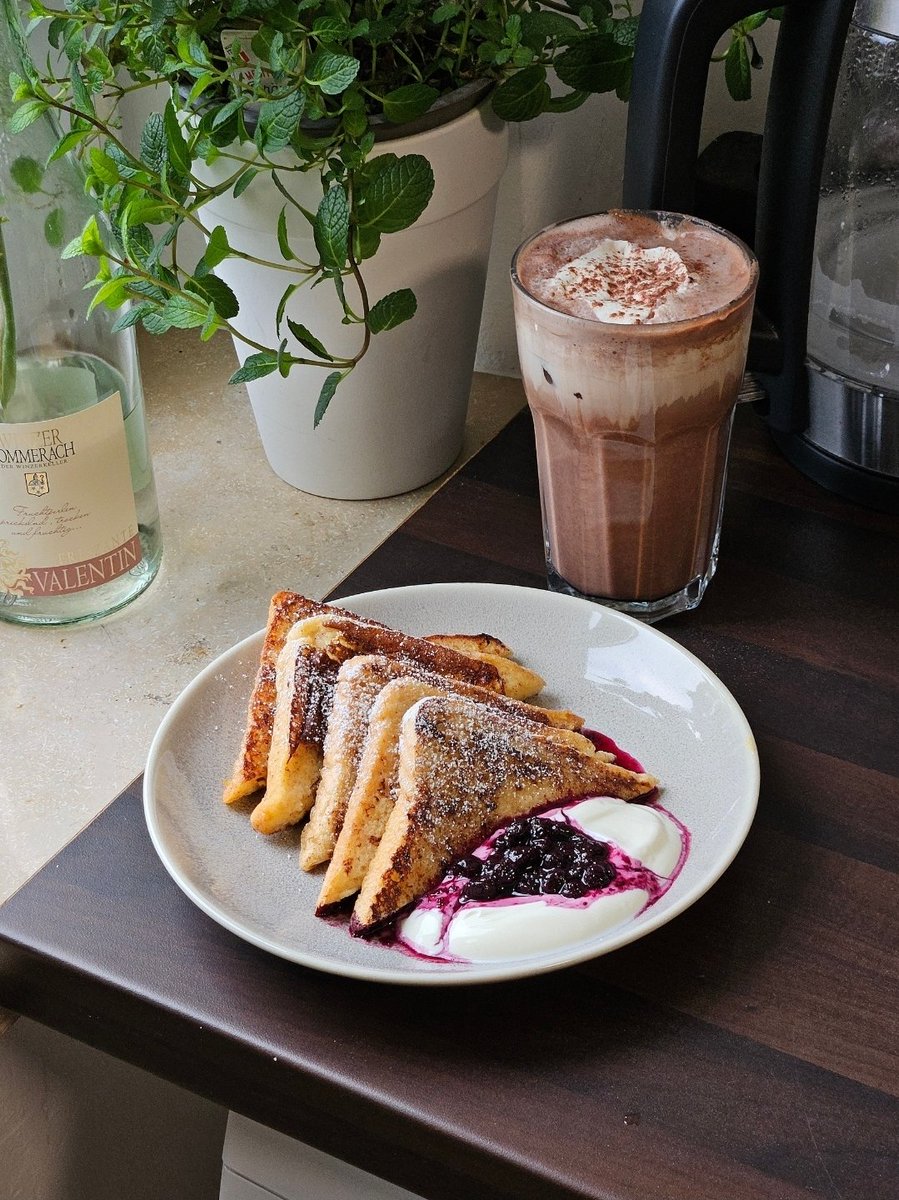 tiiyamisu's tweet photo. blueberry french toast and an iced chocolate milk with salted cream https://t.co/9rBkw2q759