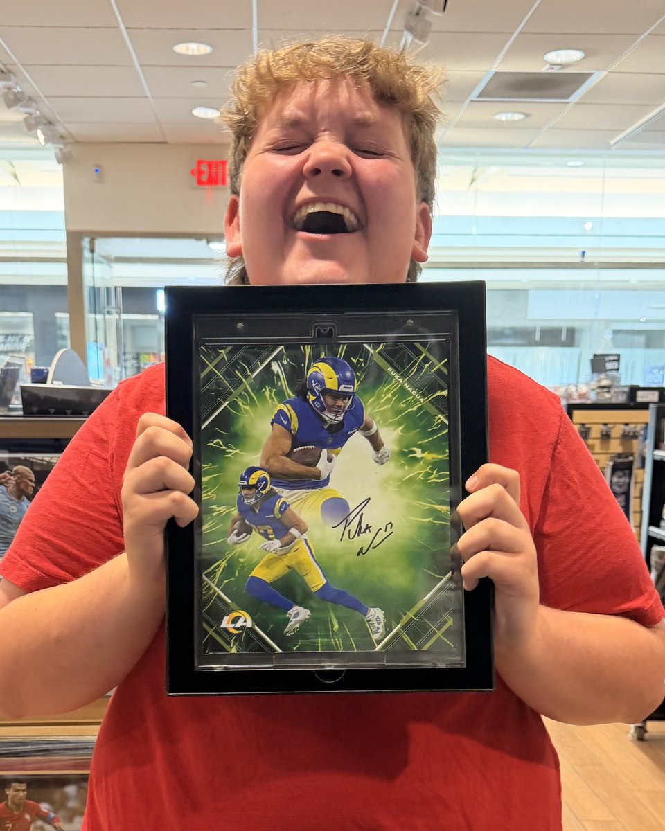 FansAuthentic's tweet photo. The face says it all 😁 

All smiles for pulling a @AsapPuka #Emanate at @NEPicture_com! 🏈 https://t.co/Eb3Etuf7UN