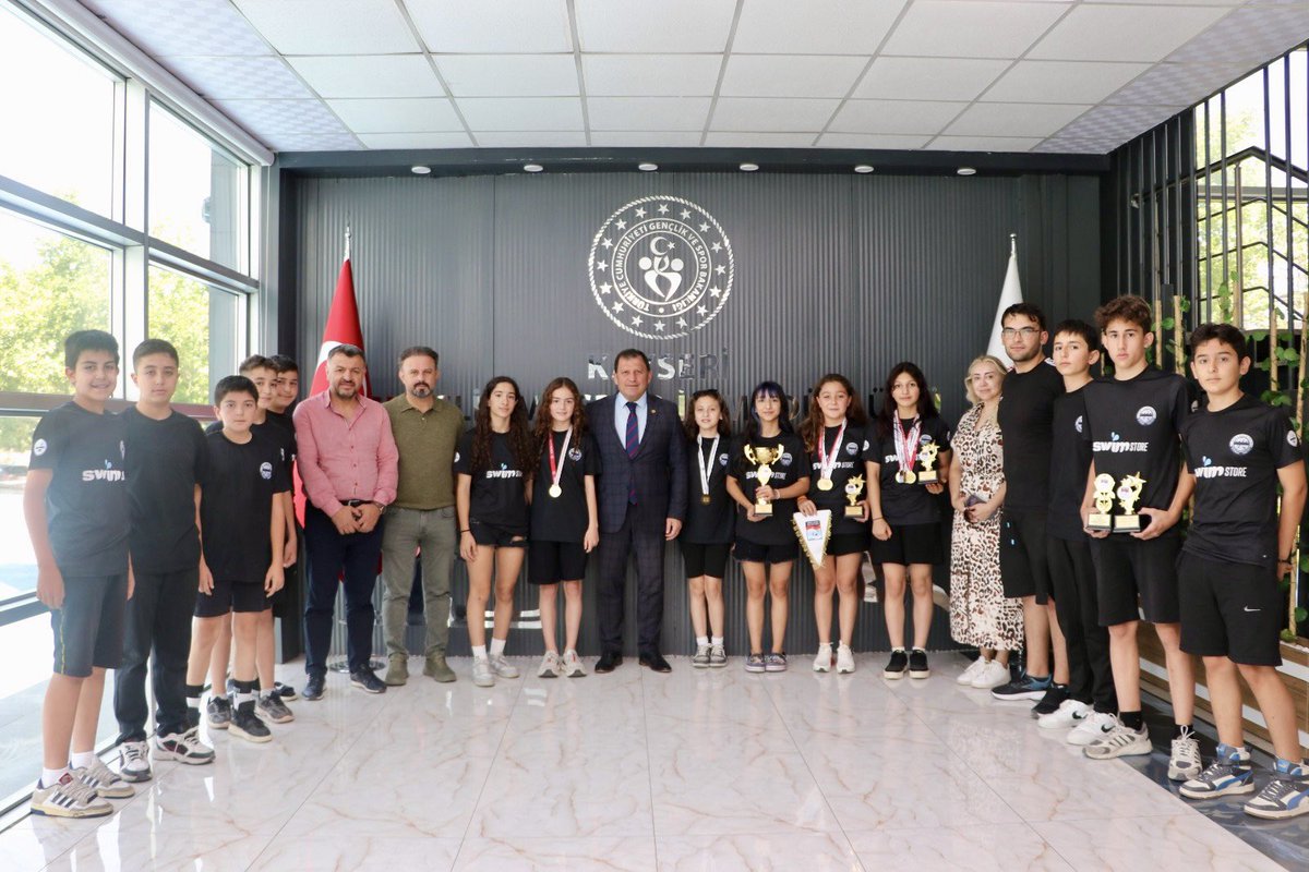 GSB_Kayseri's tweet photo. Gençlik ve Spor İl Müdürlüğü Spor Kulübü Su Topu Takımı Sporcularımız,
2025-2026 sezonunda elde edilen gurur verici başarıların ardından antrenörleri ile Gençlik ve Spor İl Müdürümüz Ali İhsan Kabakcı’yı makamında ziyaret etti. https://t.co/3g65SXV8sK