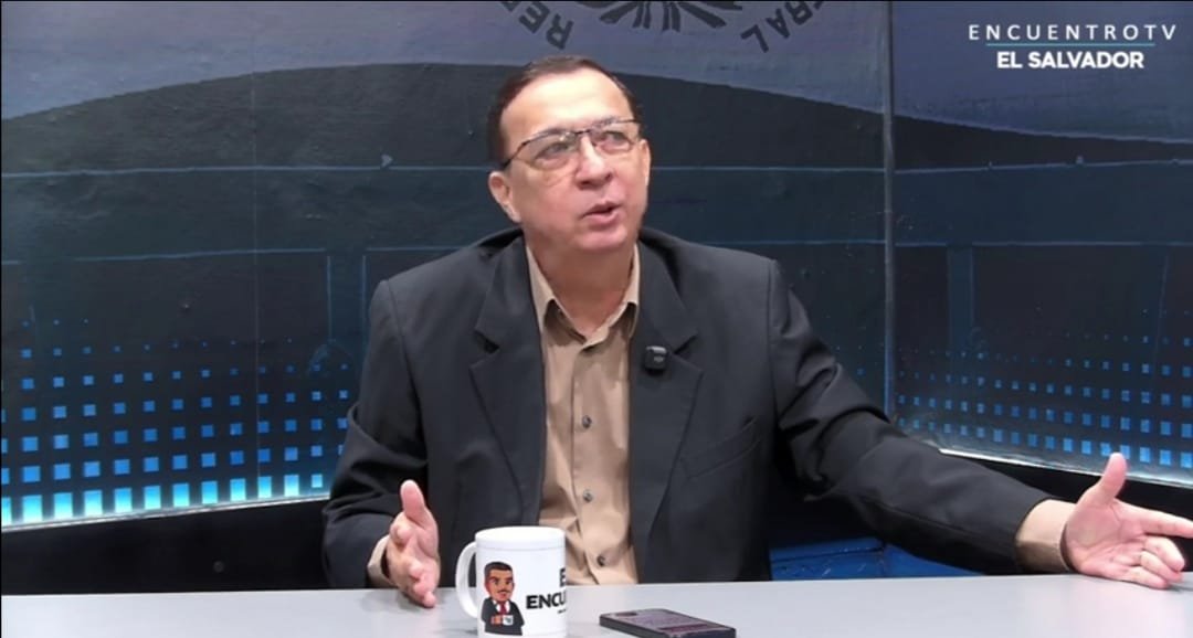DiarioCoLatino's tweet photo. El analista político Carlos Araujo consideró que, dadas las realidades políticas, no es conveniente que el Dr. Rafael Aguirre, un líder social en crecimiento, participe en las presidenciales de 2027.

Expuso, en Encuentro con Julio Villagrán, que el oficialismo tiene todo bajo control para no solo ganar las elecciones el otro año; sino, para consolidar su dictadura.