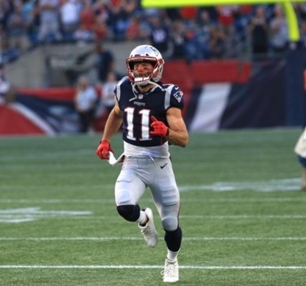 BridgingFoxboro's tweet photo. Patriots Legend @Edelman11 Future Hall of Famer! You can't tell the story of @TomBrady π with out the Edelman chapters.
#foreverNE
#NEPats
Day 845 https://t.co/NEozIVZdXh