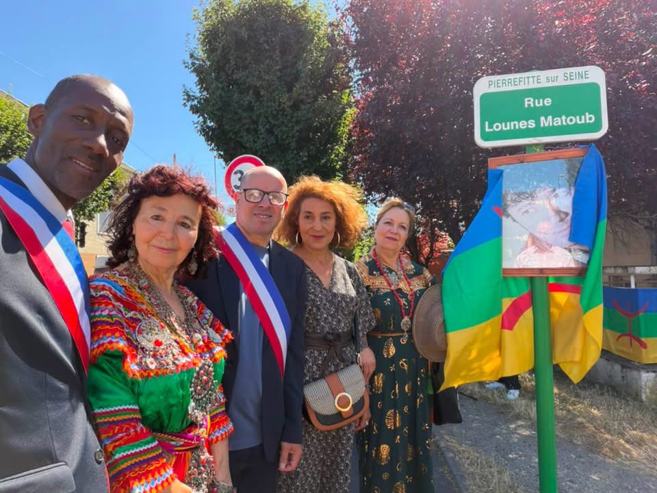 thenews_fr's tweet photo. 🇩🇿🇫🇷🐢 ALGÉROPHOBIE — La Kabylie instrumentalisée par LFI, l’Algérie effacée.

Bally Bagayoko (LFI) a rendu hommage à Lounès Matoub à Pierrefitte-sur-Seine, entouré du drapeau kabyle/amazigh sur les photos, en évoquant uniquement la « Kabylie » et la « culture amazighe ». Aucune mention de l’Algérie comme nation, ni de drapeau algérien.
Rappel : la Kabylie est une région de l'Algérie, au même titre que l'Oranie, l'Algérois, le Constantinois et les autres. L'identité nationale algérienne est islamo-arabo-amazighe (Constitution).

Sophia Chikirou, proche de Jean-Luc Mélenchon, avait déjà affiché publiquement son soutien au mouvement séparatiste MAK (classé comme organisation terroriste par l’Algérie depuis 2021). Une ingérence déjà à l'œuvre en 2019, quand Mathilde Panot, soutenue par Mélenchon, s'était rendue en Algérie pour rencontrer des militants du Hirak, avant d'être interpellée à Béjaïa et invitée à faire ce qui était prévu dans son visa, à savoir du tourisme.