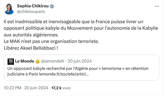 thenews_fr's tweet photo. 🇩🇿🇫🇷🐢 ALGÉROPHOBIE — La Kabylie instrumentalisée par LFI, l’Algérie effacée.

Bally Bagayoko (LFI) a rendu hommage à Lounès Matoub à Pierrefitte-sur-Seine, entouré du drapeau kabyle/amazigh sur les photos, en évoquant uniquement la « Kabylie » et la « culture amazighe ». Aucune mention de l’Algérie comme nation, ni de drapeau algérien.
Rappel : la Kabylie est une région de l'Algérie, au même titre que l'Oranie, l'Algérois, le Constantinois et les autres. L'identité nationale algérienne est islamo-arabo-amazighe (Constitution).

Sophia Chikirou, proche de Jean-Luc Mélenchon, avait déjà affiché publiquement son soutien au mouvement séparatiste MAK (classé comme organisation terroriste par l’Algérie depuis 2021). Une ingérence déjà à l'œuvre en 2019, quand Mathilde Panot, soutenue par Mélenchon, s'était rendue en Algérie pour rencontrer des militants du Hirak, avant d'être interpellée à Béjaïa et invitée à faire ce qui était prévu dans son visa, à savoir du tourisme.