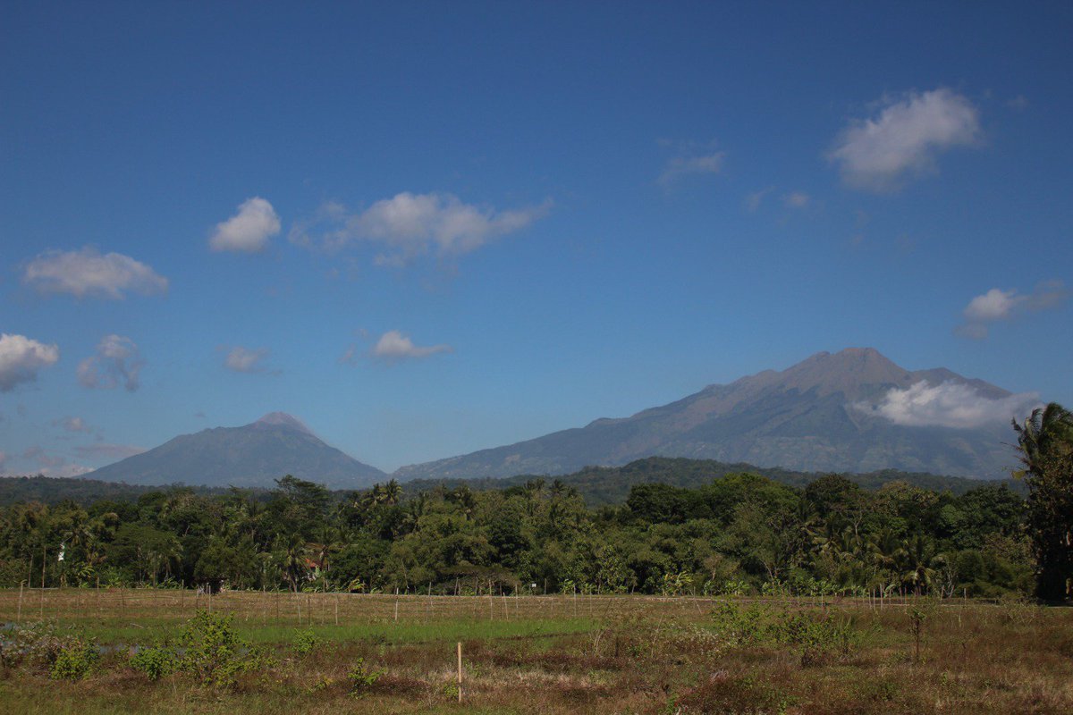 Luthfiadi1's tweet photo. Gunung Merapi dan Merbabu dari Salatiga https://t.co/gb65WEZp8Q