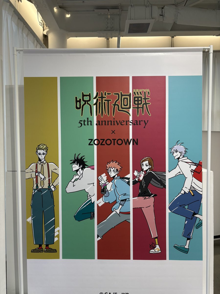 miualoha's tweet photo. いつもの道歩いてたらギャラリーで呪術廻戦の展示やっていた。
店内ではスマホ見ながらグッズを何個も買い占めてる汚めの初老男性がいてびっくりした。 https://t.co/Nq4crsvBxZ