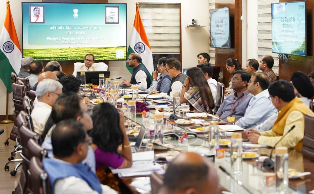AgriGoI's tweet photo. माननीय केंद्रीय कृषि एवं किसान कल्याण मंत्री श्री शिवराज सिंह चौहान ने आज खरीफ बुवाई, मानसून की प्रगति, सूखा प्रबंधन, उर्वरकों की उपलब्धता तथा खाद्यान्न भंडारण की तैयारियों की विस्तृत समीक्षा की।

बैठक के दौरान, माननीय मंत्री ने कहा कि संभावित एल नीनो की परिस्थितियों से प्रभावी ढंग से निपटने के लिए मंत्रालय द्वारा कॉन्टिंजेंसी प्लान के साथ सतत निगरानी की जा रही है। साथ ही, वर्षा की कमी से प्रभावित 15 अतिरिक्त जिलों की पहचान कर किसानों के हित में आवश्यक एवं समयबद्ध कदम उठाने के निर्देश दिए।

#AgriGOI