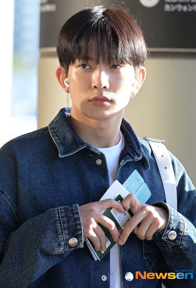 junbiii0's tweet photo. ㄹㅇ이런게 좋았던 건데 손은 하트하고 있지만 얼굴이 전혀 하트하지 않아, https://t.co/vox3fTMPQw