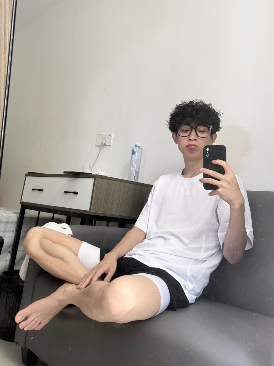 yay4409's tweet photo. 都喜欢什么类型 #男大  #反差 https://t.co/6HUANkTtAV
