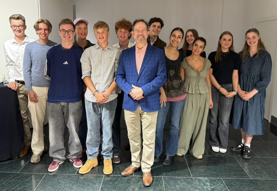 GeraldFinley's tweet photo. An honour to meet these young people from Rudolf-Steiner-Schule München Daglfing before their first visit to an opera; Macbeth @bay_staatsoper is a great start! https://t.co/ds4fhVbVNg