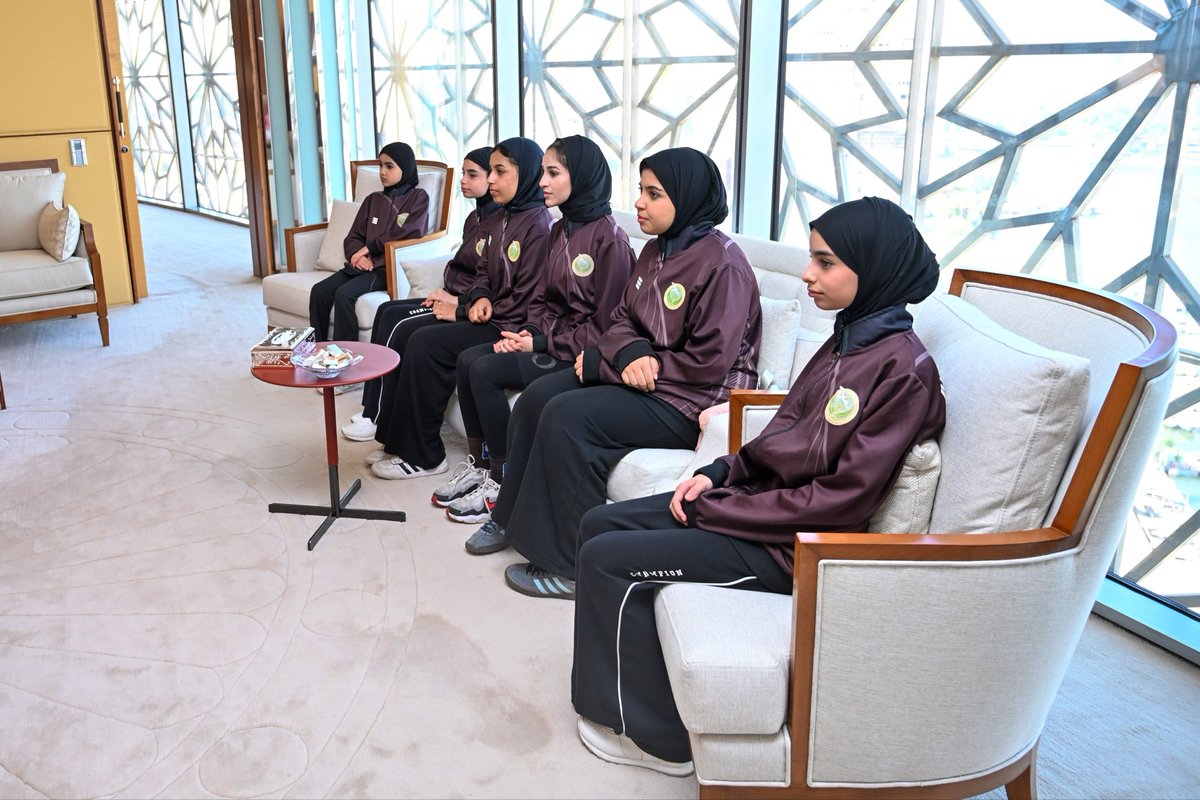 KSAembassyEG's tweet photo. استقبل سعادة سفير خادم الحرمين الشريفين لدى جمهورية مصر العربية صالح بن عيد الحصيني، في مقر السفارة، عضو مجلس إدارة نادي السلام ومؤسس الألعاب الرياضية النسائية بالنادي الأستاذة معصومة الزاهر، ترافقها المدربة فرح جابر وعدد من لاعبات تنس الطاولة، وذلك ضمن إقامة النادي لمعسكر تدريبي في القاهرة.

وخلال اللقاء، عبّر السفير عن فخره واعتزازه بما حققته الرياضة النسائية بالمملكة من تطور وإنجازات، مشيدًا بالجهود المبذولة في دعم وتمكين اللاعبات، متمنيا لهن دوام التوفيق والنجاح.