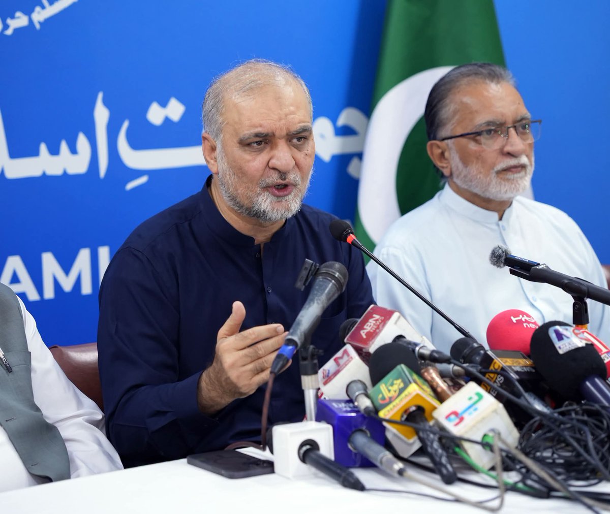 JIPOfficial's tweet photo. لاہور- امیر جماعت اسلامی پاکستان حافظ نعیم الرحمن منصورہ لاہور میں ملکی صورتحال پر اہم پریس کانفرنس سے خطاب کر رہے ہیں۔ امیر جماعت اسلامی پاکستان حافظ نعیم الرحمن نے پٹرولیم لیوی کے خلاف جمعہ دس جولائی کو ملک گیر دھرنوں اور مظاہروں کا اعلان کیا ہے۔
پریس کانفرنس سے خطاب کرتے ہوئے انہوں نے حکومت سے پاکستان کے پانیوں پر بھارتی جارحیت کے مسئلہ کو بھرپور طریقہ سے عالمی فورمز پر اٹھانے، ایران، پاکستان گیس پائپ لائن منصوبہ پر کام کے فوری آغاز اور ایران سے باضابطہ تجارت کے آغاز کے مطالبات کیے۔ حافظ نعیم الرحمن کا مزید کہنا تھا کہ غیر ملکی خواتین کے اغوا اور ریپ کیس کا مقدمہ کھلی عدالت میں چلایا جائے اور حکومت فوری طور پر آزاد کشمیر مسئلہ کے حل کے لیے مذاکرات کی میز سجائے۔ نائب امیر لیاقت بلوچ، ڈپٹی سیکرٹریز شیخ عثمان فاروق ، نذیر احمد جنجوعہ ، امیر لاہور ضیاالدین انصاری اور امیر پنجاب وسطی جاوید قصوری بھی اس موقع پر موجود تھے۔
@NaeemRehmanEngr