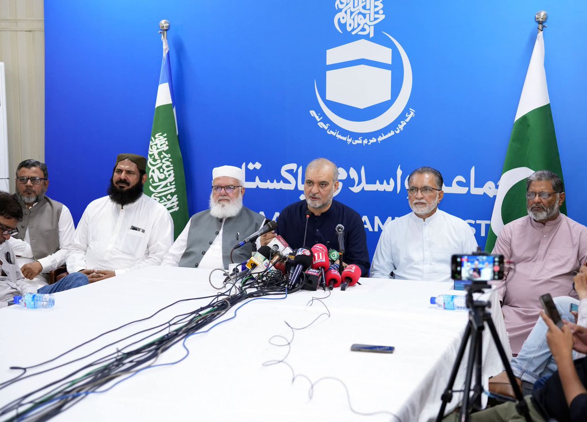 JIPOfficial's tweet photo. لاہور- امیر جماعت اسلامی پاکستان حافظ نعیم الرحمن منصورہ لاہور میں ملکی صورتحال پر اہم پریس کانفرنس سے خطاب کر رہے ہیں۔ امیر جماعت اسلامی پاکستان حافظ نعیم الرحمن نے پٹرولیم لیوی کے خلاف جمعہ دس جولائی کو ملک گیر دھرنوں اور مظاہروں کا اعلان کیا ہے۔
پریس کانفرنس سے خطاب کرتے ہوئے انہوں نے حکومت سے پاکستان کے پانیوں پر بھارتی جارحیت کے مسئلہ کو بھرپور طریقہ سے عالمی فورمز پر اٹھانے، ایران، پاکستان گیس پائپ لائن منصوبہ پر کام کے فوری آغاز اور ایران سے باضابطہ تجارت کے آغاز کے مطالبات کیے۔ حافظ نعیم الرحمن کا مزید کہنا تھا کہ غیر ملکی خواتین کے اغوا اور ریپ کیس کا مقدمہ کھلی عدالت میں چلایا جائے اور حکومت فوری طور پر آزاد کشمیر مسئلہ کے حل کے لیے مذاکرات کی میز سجائے۔ نائب امیر لیاقت بلوچ، ڈپٹی سیکرٹریز شیخ عثمان فاروق ، نذیر احمد جنجوعہ ، امیر لاہور ضیاالدین انصاری اور امیر پنجاب وسطی جاوید قصوری بھی اس موقع پر موجود تھے۔
@NaeemRehmanEngr